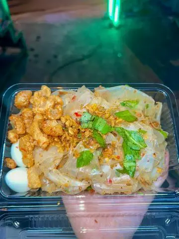 Hình ảnh Bánh tráng trộn muối nhuyễn sa tế da heo trứng cút