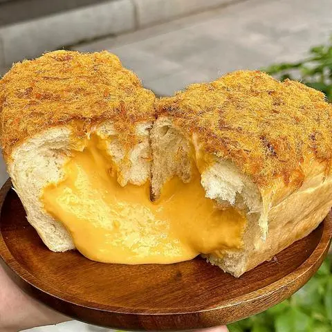 Hình ảnh Bánh mì kim sa tan chảy