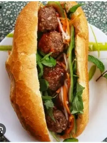 Hình ảnh Bánh mì cá viên chiên