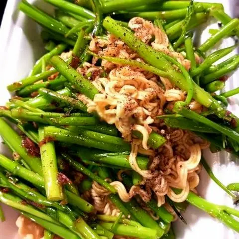 Hình ảnh Rau muống xào mì tôm - vịt lộn