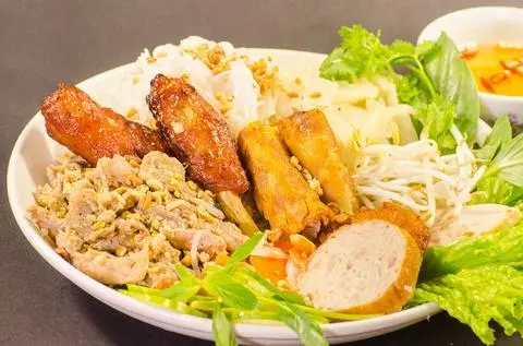 Hình ảnh Bún thịt xào - nem nướng