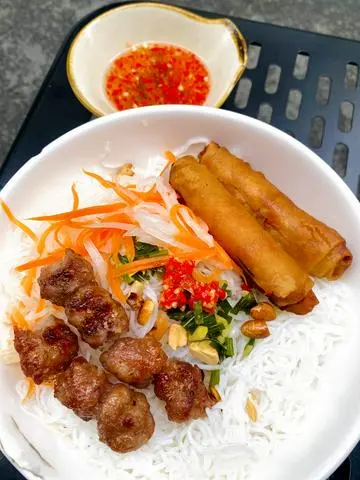 Hình ảnh Bún thịt lụi chả giò
