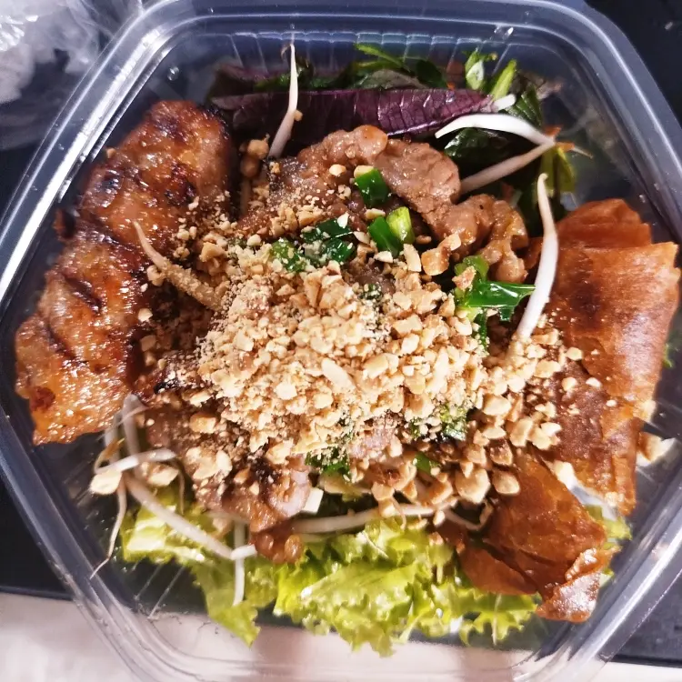 Hình ảnh Bún thịt nướng đầy đủ