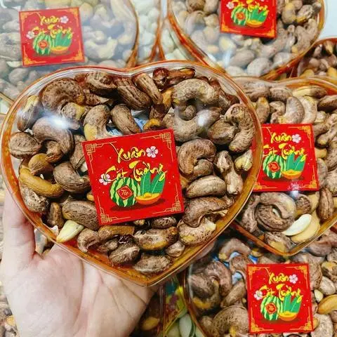 Hình ảnh hạt điều cồ khay trái tim