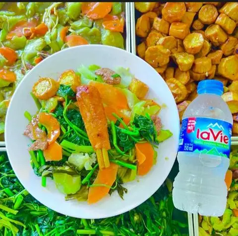 Hình ảnh cơm đùi sả+ nước khoáng 