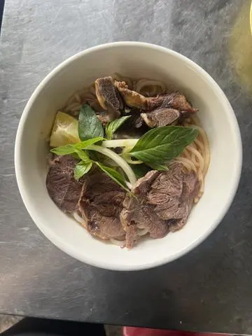 Hình ảnh Bún bò nạm sụn