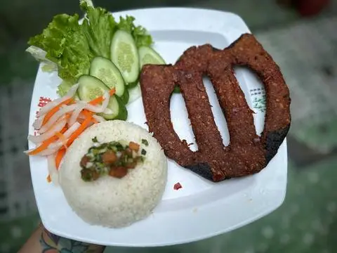 Hình ảnh CƠM TẤM KHÔ CÁ LÓC CHAY