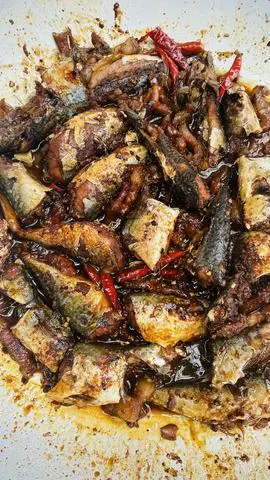 Hình ảnh Cơm cá nục kho keo 