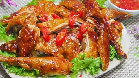 Hình ảnh gà ta lai quay lu với nước sốt đậm đà cùng vớ.    bánh bao i nước chấm thần thánh 