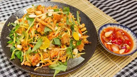 Hình ảnh Gỏi xoài khô trứng 