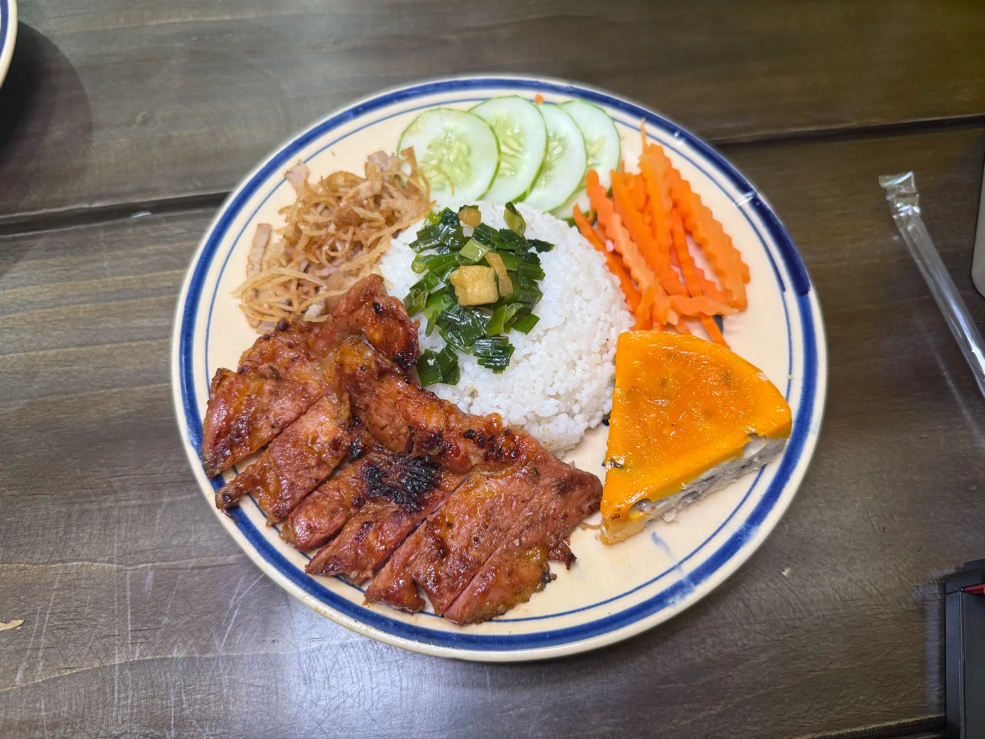 Hình ảnh Cơm Sườn Bì Chả + Tặng Canh Rong Biển