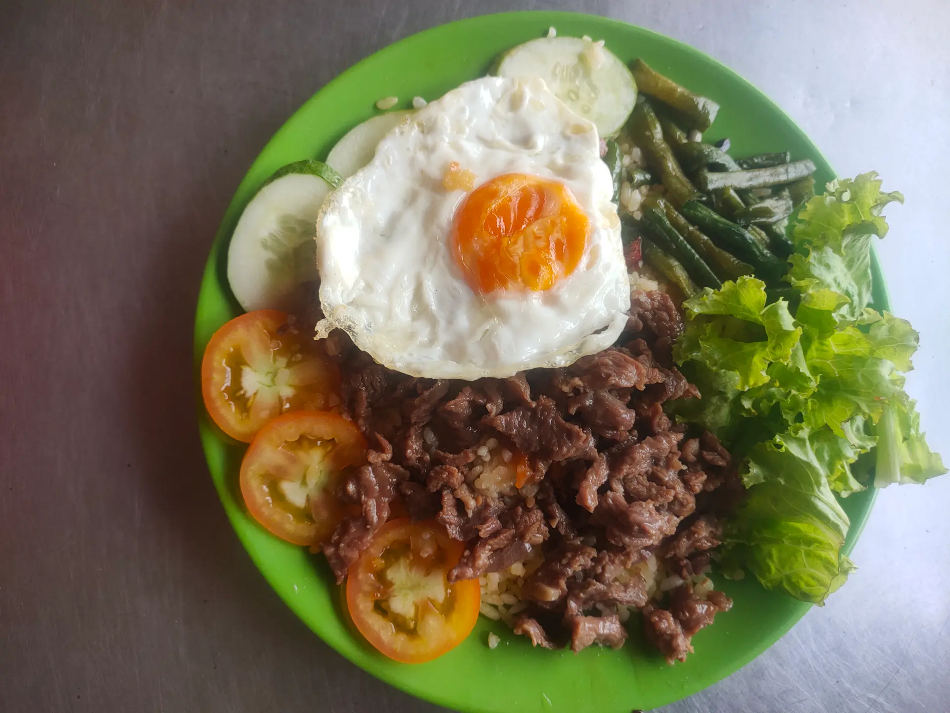 Hình ảnh cơm bò xào trứng ốp la 