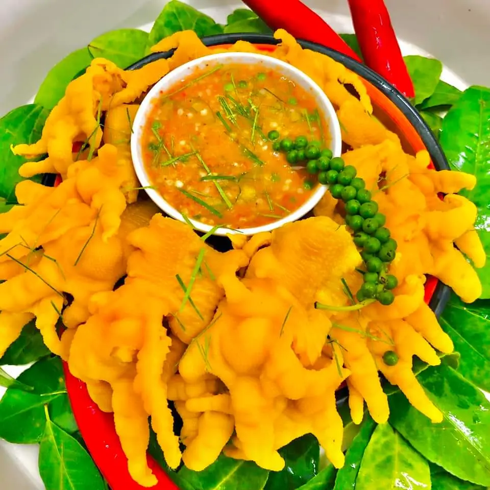 Hình ảnh Combo 2 khay chân gà ủ muối hoa tiêu rút xương khay 500g - kèm 1 chai nước tự chọn - kèm 4 hũ sốt chấm muối hoa tiêu