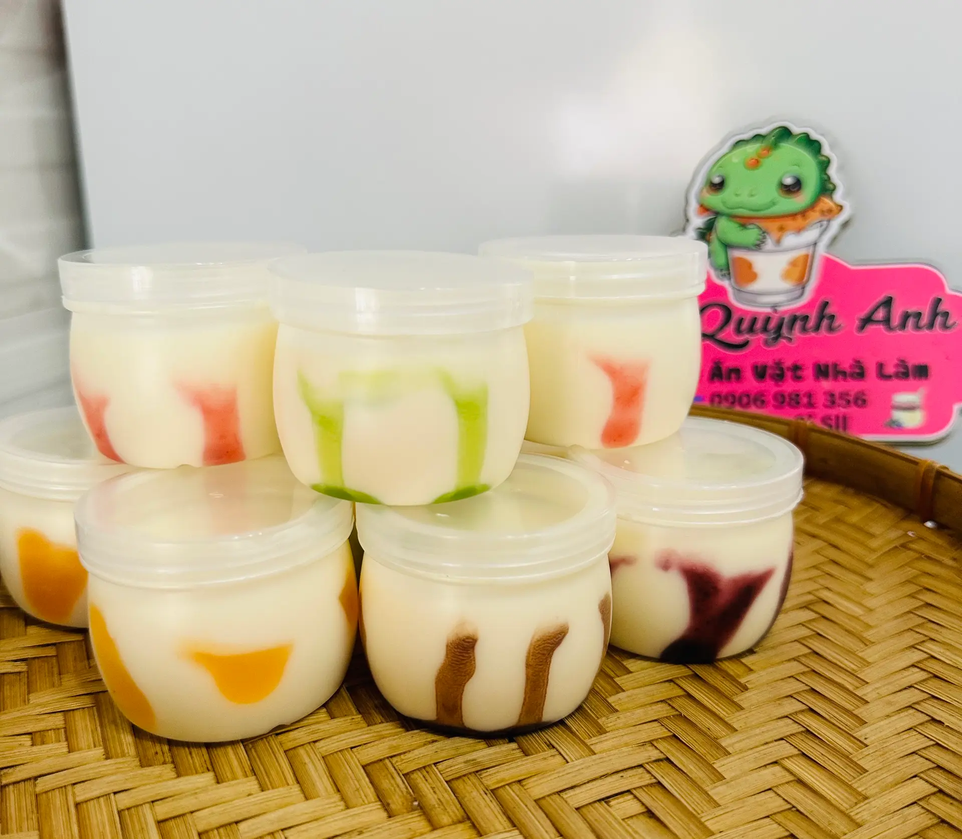 Hình ảnh 10 hũ Sữa chua  mix trái cây
