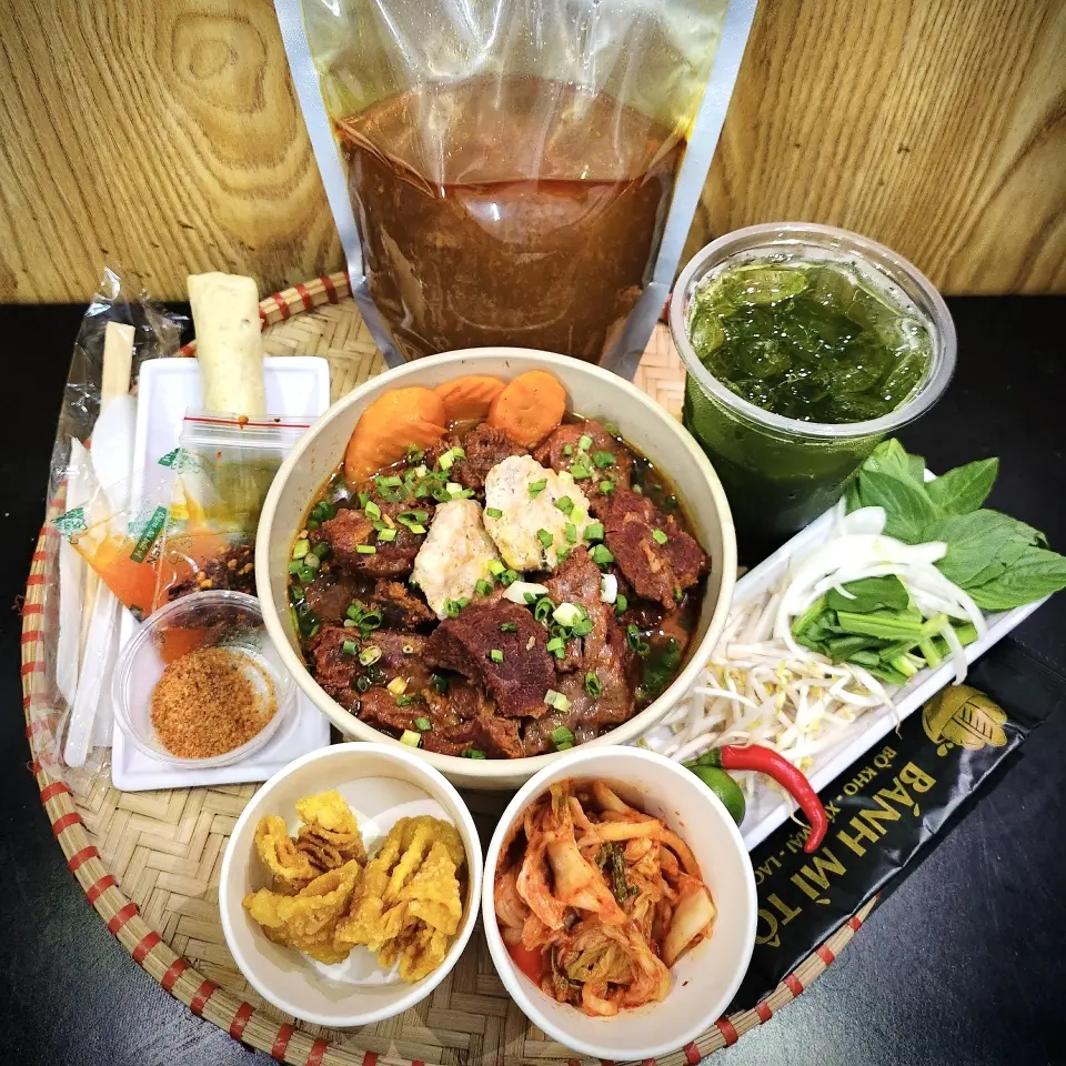 Hình ảnh BÒ QUÍ TỘC (Full topping đựng trong hộp giấy túi zip nhôm + kim chi + khăn lạnh + 1 ly trà tắc Thái)