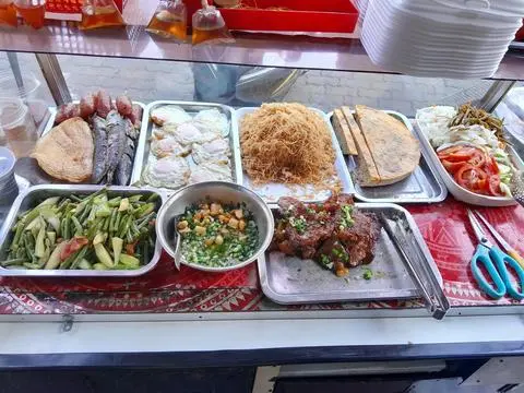 Hình ảnh Cơm bì trứng chả