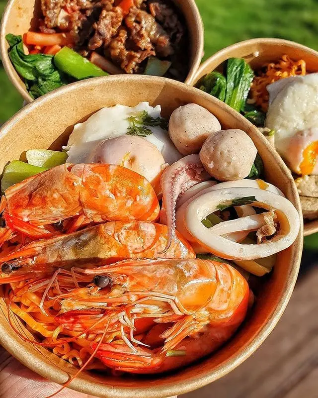 Hình ảnh Mì cay trộn trứng + xúc xích