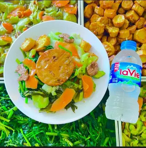 Hình ảnh cơm chả nấm+ nước khoáng 