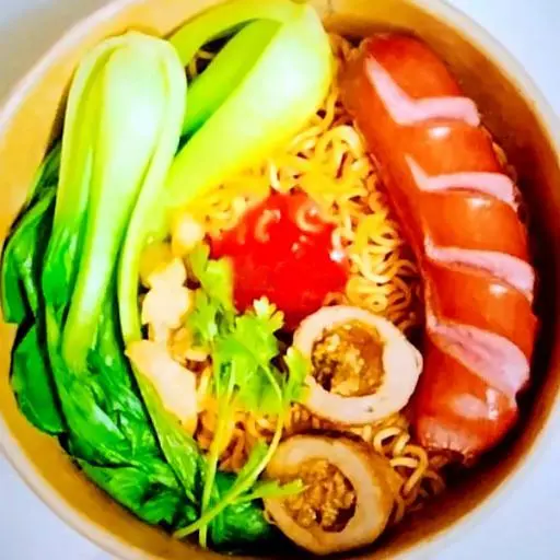 Hình ảnh Mì trộn xúc xích - trứng 