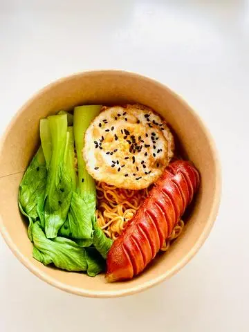 Hình ảnh Mì trộn Indomie trứng - xúc xích