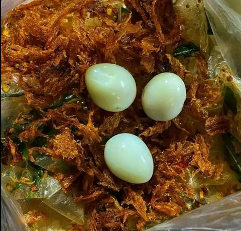 Hình ảnh Bánh tráng trộn truyền thống khô mực