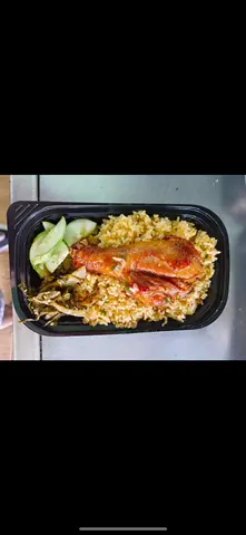 Hình ảnh cơm gà + trứng đập vào chiên chung với cơm