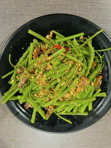 Hình ảnh Rau muống xào heo da giòn