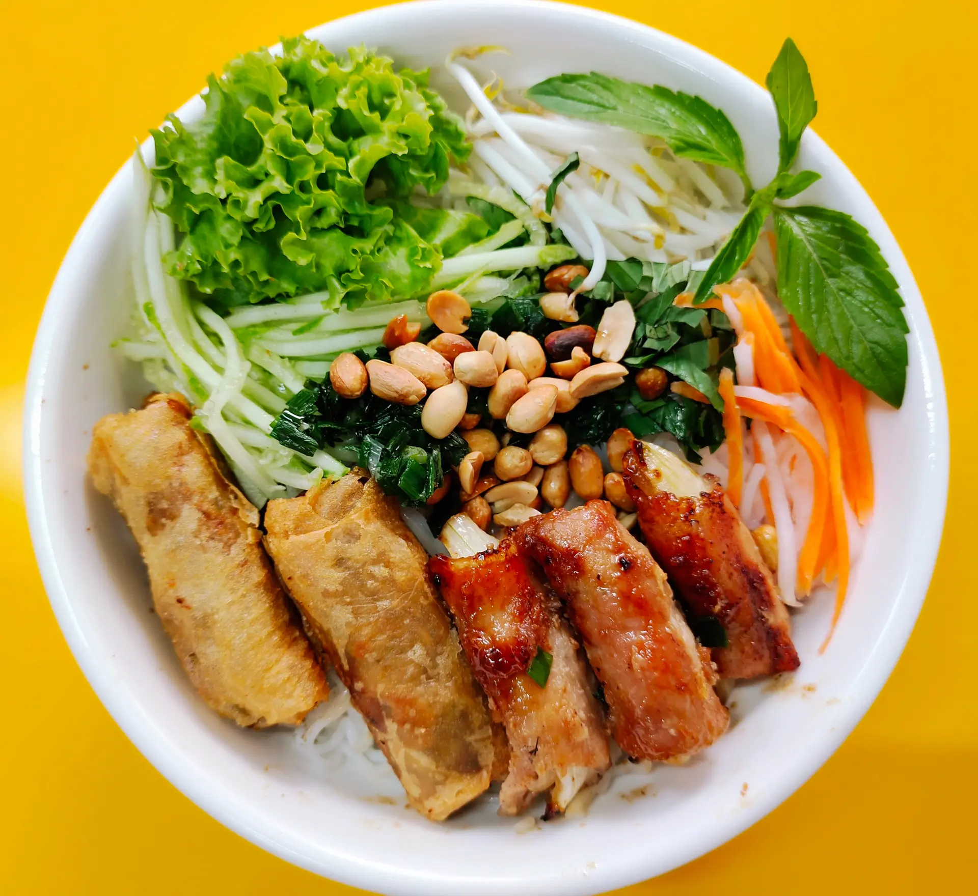 Hình ảnh Bún thịt nướng - chả giò