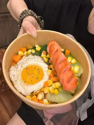 Hình ảnh Mì Trộn Trứng Xúc Xích 