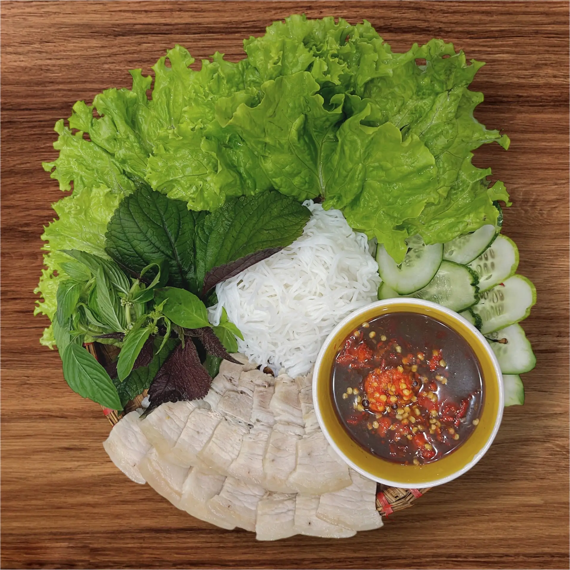 Hình ảnh Thịt luộc cuốn bánh tráng mắm nêm