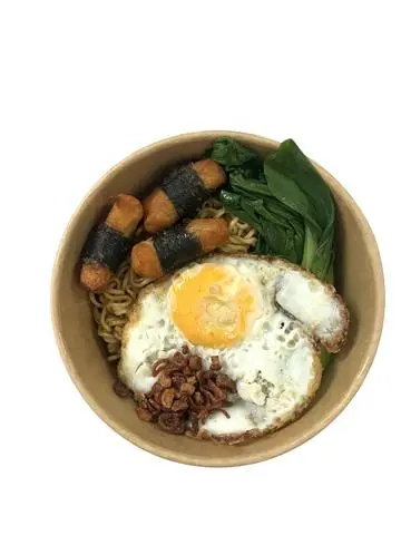 Hình ảnh Mì trộn Indomie gà cuộn rong biển + trứng ốp la