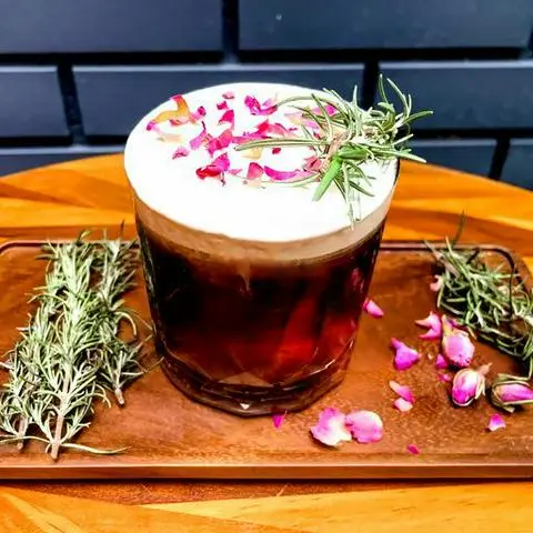 Hình ảnh Cold brew vải và hoa hồng