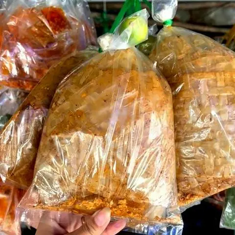 Hình ảnh Bánh tráng muối nhuyễn lắc gói lớn