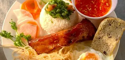 Hình ảnh cơm tấm sườn cộng đặc biệt 