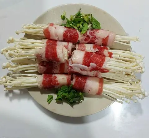 Hình ảnh Ba rọi bò cuộn nấm Kim châm 