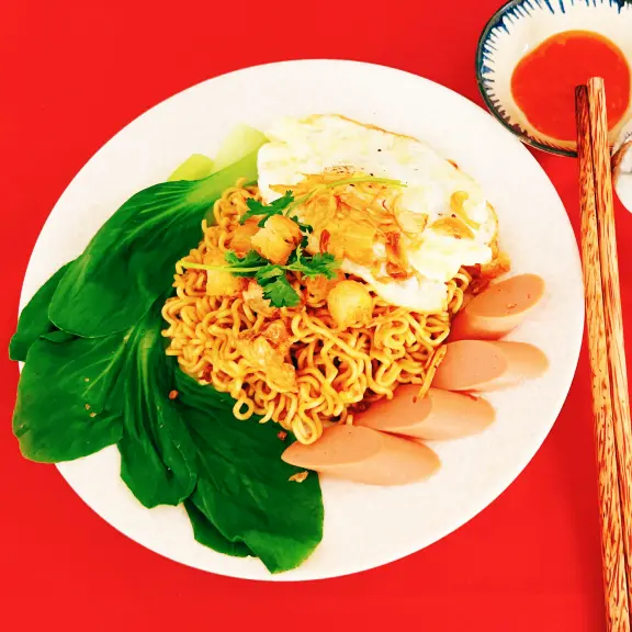 Hình ảnh Mì Trộn Indomie Opla +  Xúc Xích