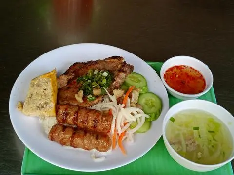Hình ảnh Cơm sườn nem nướng chả 