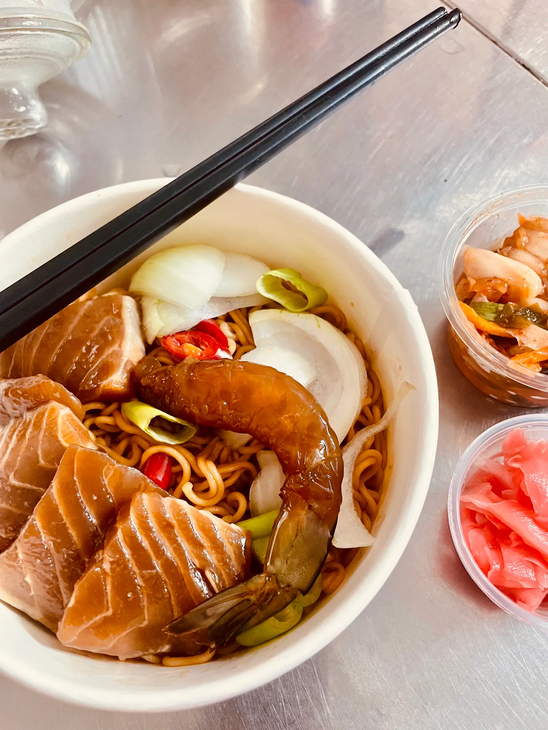 Hình ảnh Mỳ Trộn Cá Hồi & Tôm Ngâm Tương 