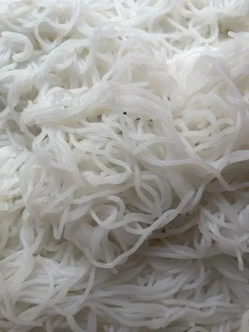 Hình ảnh bún thêm sợi nhỏ (bún riêu)