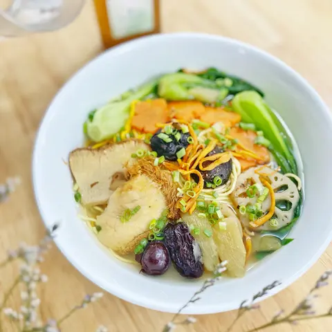 Hình ảnh Mì tiềm củ sen táo đỏ