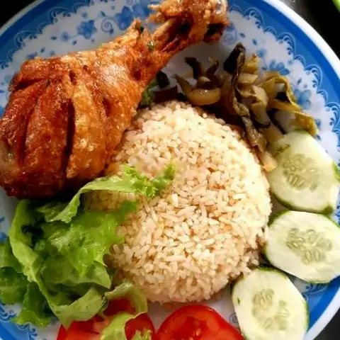 Hình ảnh Cơm chiên gà xối mỡ đùi lớn