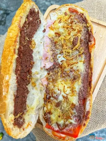 Hình ảnh Bánh mì Pate ,Bơ + Chà bông