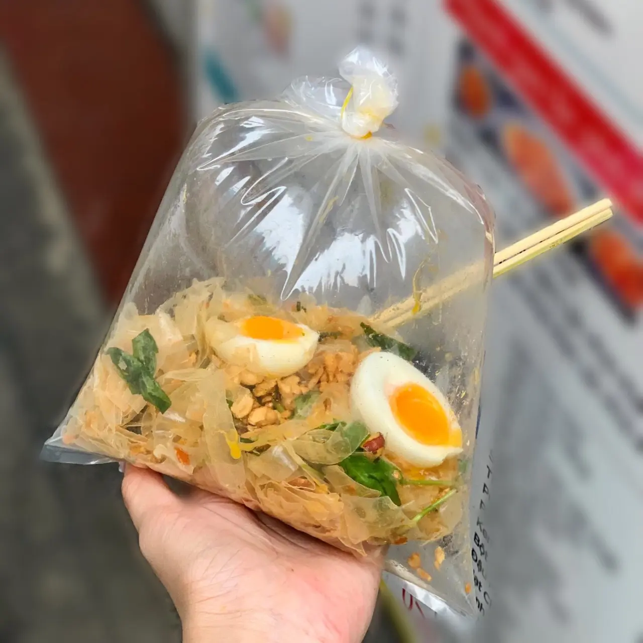 Hình ảnh Bánh tráng trộn mỡ hành trứng gà lòng đào - Cay sẵn 