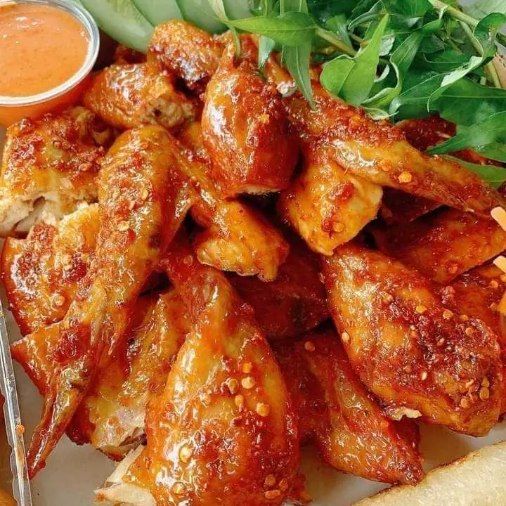Hình ảnh 1 con gà nướng sốt bản đôn thơm ngon 