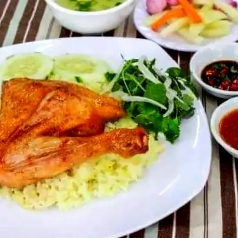 Hình ảnh Cơm gà xối mỡ