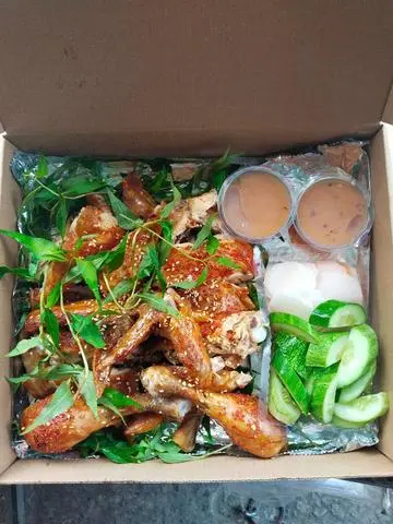 Hình ảnh Combo Gà nướng cắt nhỏ + 5 Bánh bao