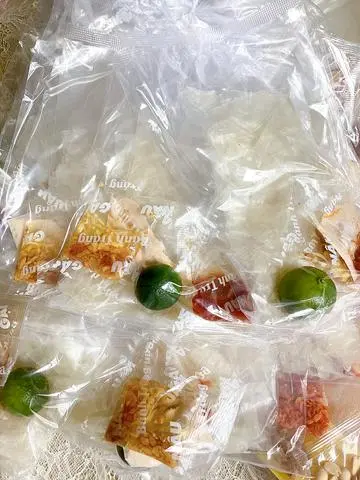Hình ảnh Bánh tráng muối nhuyễn sa tế tỏi