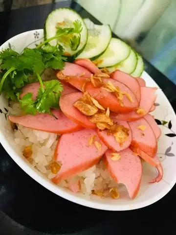 Hình ảnh Xôi xúc xích + Dưa Chuột + Hành Phi+ Ruốc