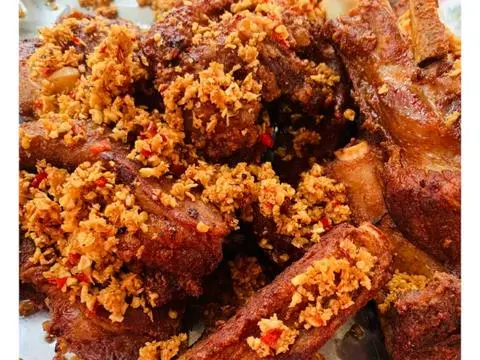 Hình ảnh cơm sườn que chiên tỏi ớt