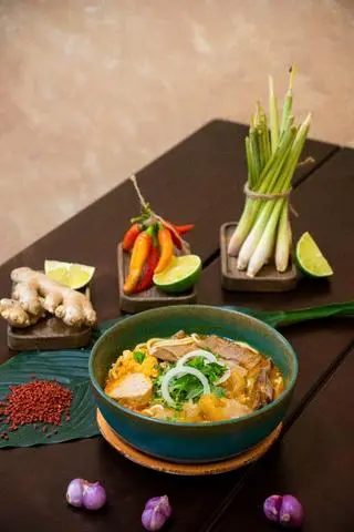 Hình ảnh Bún bò nạm + gân + chả